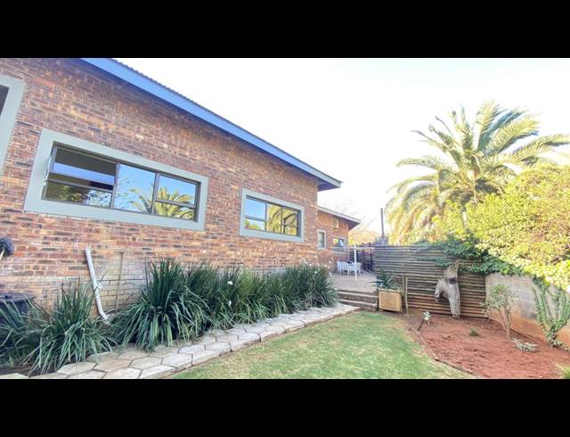 7 BEDROOM HOUSE FOR SALE IN SIGNAL HILL